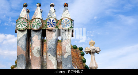 Casa Batlló di camini sul tetto Antonio Gaudi architetto quartiere Eixample di Barcellona Catalonia Spagna Foto Stock