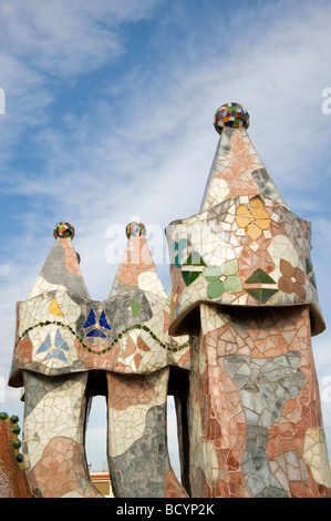 Casa Batlló di camini sul tetto Antonio Gaudi architetto quartiere Eixample di Barcellona Catalonia Spagna Foto Stock