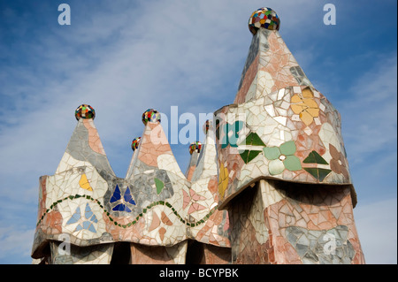 Casa Batlló di camini sul tetto Antonio Gaudi architetto quartiere Eixample di Barcellona Catalonia Spagna Foto Stock