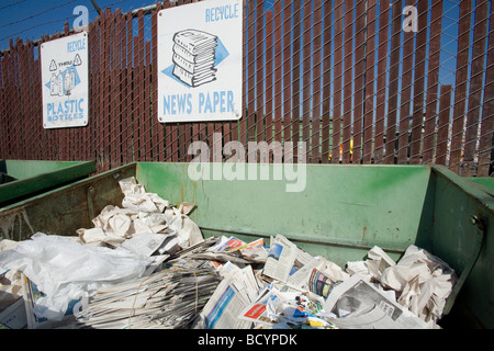 Il contenitore di riciclaggio per i giornali a Santa Monica Centro di riciclaggio, nella contea di Los Angeles, California, Stati Uniti d'America Foto Stock