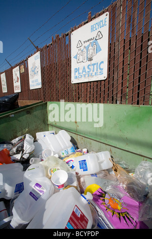 Il contenitore di riciclaggio di bottiglie di plastica a Santa Monica Centro di riciclaggio, nella contea di Los Angeles, California, Stati Uniti d'America Foto Stock