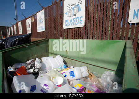 Il contenitore di riciclaggio di bottiglie di plastica a Santa Monica Centro di riciclaggio, nella contea di Los Angeles, California, Stati Uniti d'America Foto Stock