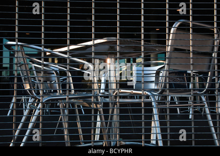 Ristorante deserta chrome tavoli sedie al Lowry art gallery Salford Quays Manchester Inghilterra England Regno Unito Foto Stock