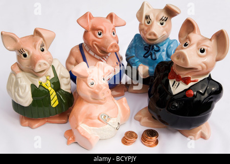 Un set di cinque piggy banche. Il set di piggy banche prodotta dalla NatWest Bank negli anni ottanta. Foto Stock