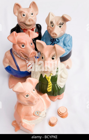 Una famiglia di piggy banche. Il gruppo di cinque banche piggy prodotta dalla NatWest Bank negli anni ottanta. Foto Stock