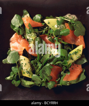 Prodotti alimentari - crescione e insalata di salmone Foto Stock