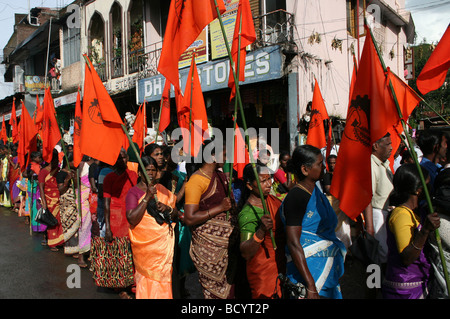 Le donne indiane bandiere di contenimento in corrispondenza di una manifestazione in strada, Kerala, stato Foto Stock