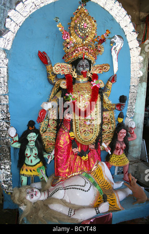 Colorata statua indù di Kali in piedi sopra signore Shiva In Diphu, Stato di Assam, in India Foto Stock