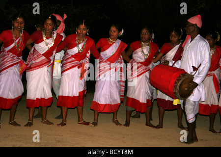 Una Tribù di tè balli di gruppo di eseguire nello Stato di Assam, in India Foto Stock