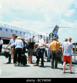 I passeggeri di un US Airways Express piano raccogliendo il loro bagaglio su asfalto a LaGuardia Airport New York KATHY DEWITT Foto Stock