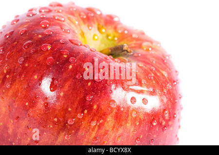 Red apple con gocce d'acqua Isolaed su bianco Foto Stock