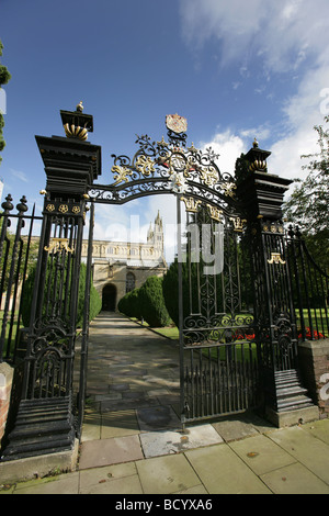 Città di Tewkesbury, Inghilterra. Gli ornati iron gate entrata a Tewkesbury Abbey. Foto Stock