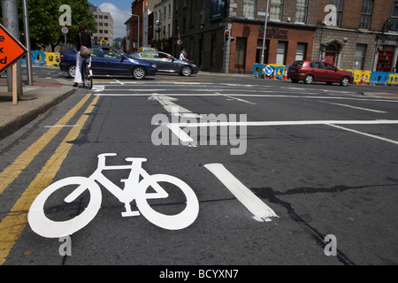 Dipinta di fresco pista ciclabile su una trafficata città urbana road a Dublino Repubblica di Irlanda Foto Stock