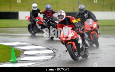 Motociclisti prendere parte ad una gara SCUOLA VIA GIORNATA A DONINGTON PARK MOTOR RACING CIRCUITO NELLE EAST MIDLANDS Foto Stock