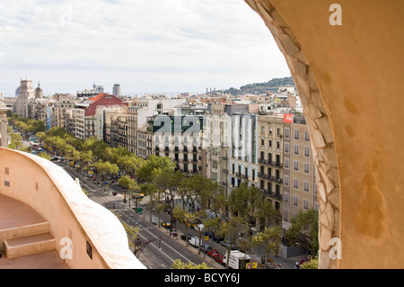 Passeig de Gracia vista dal tetto della Casa Mila o La Pedrera quartiere Eixample Barcellona Catalonia Spagna Foto Stock