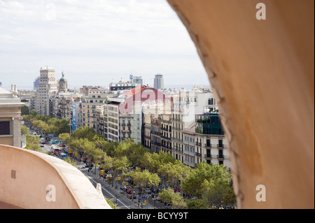 Passeig de Gracia vista dal tetto della Casa Mila o La Pedrera quartiere Eixample Barcellona Catalonia Spagna Foto Stock