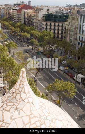 Passeig de Gracia vista dal tetto della Casa Mila o La Pedrera quartiere Eixample Barcellona Catalonia Spagna Foto Stock