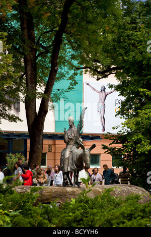 Oberammergau statua in bronzo di Gesù Cristo su un asino di fronte la Passion Play Theatre, Baviera, Germania Foto Stock