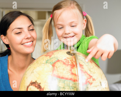 Madre e figlia di esplorazione del mondo Foto Stock