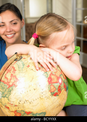 Madre e figlia di esplorazione del mondo Foto Stock