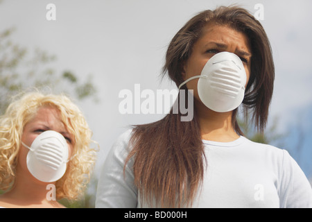 Due giovani donne in street Indossare visiera protettiva maschere di filtro Foto Stock