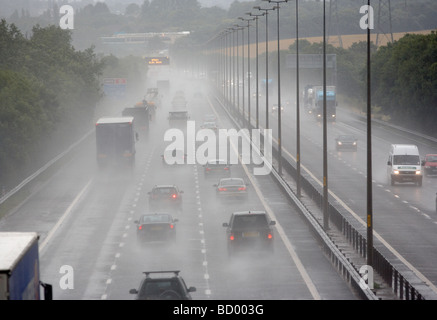 Il traffico sulla autostrada M5 vicino a Bromsgrove, Worcestershire, causando spray durante la pioggia. Foto Stock