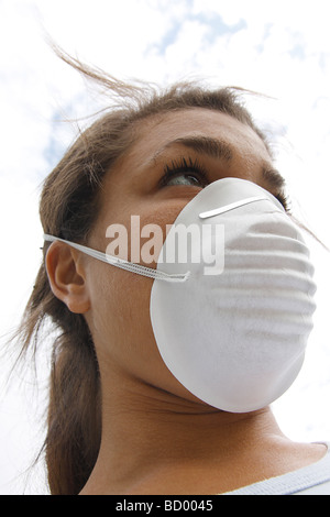 Giovane donna indossa facciale protettiva maschera del filtro Foto Stock