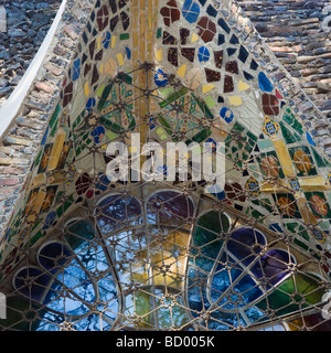 Incompiuta Chiesa della Colonia Güell dettaglio del windows Barcellona Catalonia Spagna Foto Stock