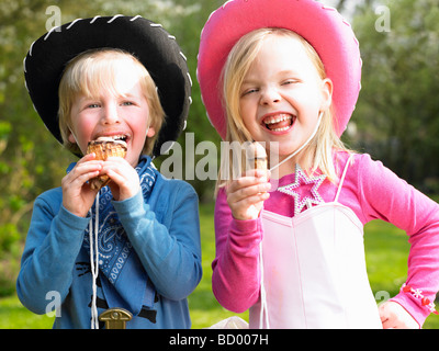 I ragazzi con il costume, mangiare gelato Foto Stock