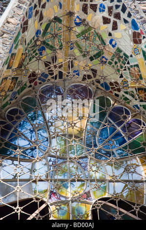Incompiuta Chiesa della Colonia Güell dettaglio del windows Barcellona Catalonia Spagna Foto Stock
