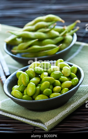 Edamame fagioli di soia decorticati e con cialde in ciotole Foto Stock