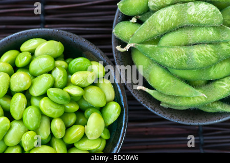 Edamame fagioli di soia decorticati e con cialde in ciotole Foto Stock