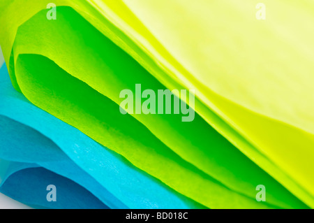 Close up verde blu e giallo di carta tissue Foto Stock