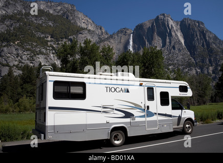 Camper camper parcheggiato sulla strada in Yosemite National Park, California USA con Yosemite Falls in background Foto Stock