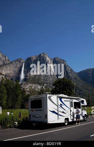 Camper camper parcheggiato sulla strada in Yosemite National Park, California USA con Yosemite Falls in background Foto Stock