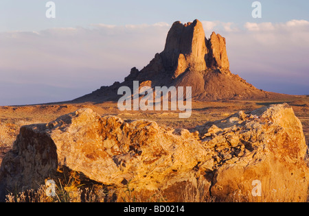 Rocce al tramonto Shiprock Navajo riserva indiana nel Nuovo Messico USA Settembre 2006 Foto Stock