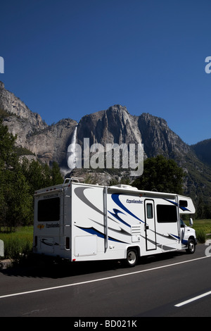 Camper camper parcheggiato sulla strada in Yosemite National Park, California USA con Yosemite Falls in background Foto Stock