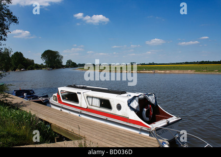 Le barche attraccate al molo sul fiume Tamigi Porta a Prato in Oxford Inghilterra Foto Stock