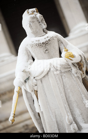 Neve sulla statua della regina Victoria indossando occhiali, la Cattedrale di St Paul, Londra. Foto Stock