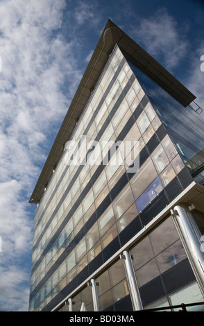 Edifici moderni sul lungomare di Leeds, uffici, caffetterie, bar e appartamenti Foto Stock