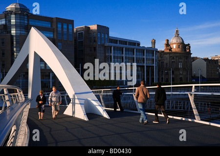 Il Tradeston ponte pedonale che attraversa il fiume Clyde localmente noto come il ponte di sottolineatura ondulate Glasgow Scozia Scotland Foto Stock