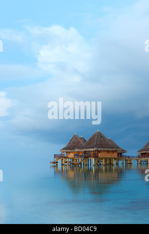 Acqua calma, Kia Ora Resort in Rangiroa, Arcipelago Tuamotu, Polinesia Francese Foto Stock