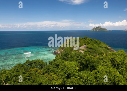 Vista dalla cima di Matamanoa Island Resort,, con onde si infrangono, Isole della Mamanuca, Isole Figi Foto Stock