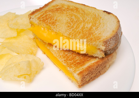 Formaggio alla griglia su sandwich di pane bianco con patate fritte o patatine Foto Stock