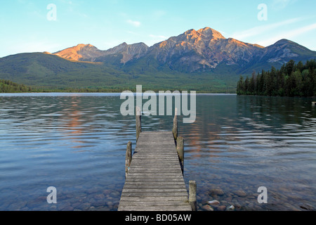 Lago Piramide con dock all alba del Parco Nazionale di Jasper Canada fotografia composito Foto Stock