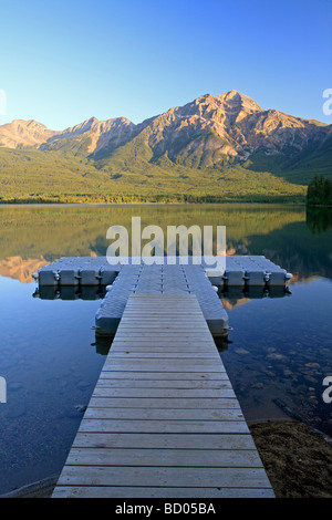 Dock nel Lago Piramide piramide rivolta verso la montagna del Parco Nazionale di Jasper Alberta Canada Foto Stock