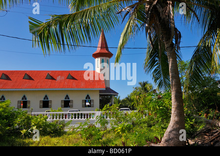 Strade Avatoru, Rangiroa, Arcipelago Tuamotu, Polinesia Francese Foto Stock