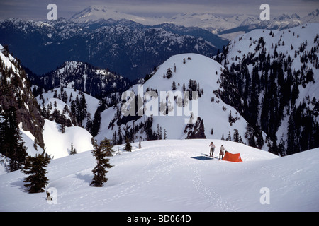 Campeggio invernale nella neve in 'Coast Mountains' in Mount Seymour Provincial Park North Vancouver British Columbia Canada Foto Stock