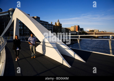 Il Tradeston ponte pedonale che attraversa il fiume Clyde localmente noto come il ponte di sottolineatura ondulate Glasgow Scozia Scotland Foto Stock