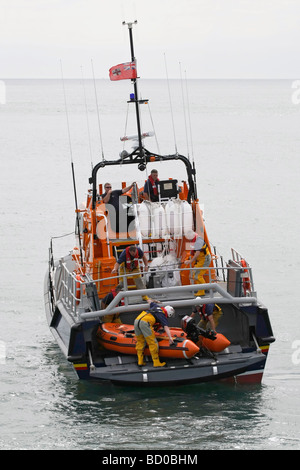 Il Cromer RNLI tamar il recupero a bordo Y scialuppa di salvataggio Foto Stock